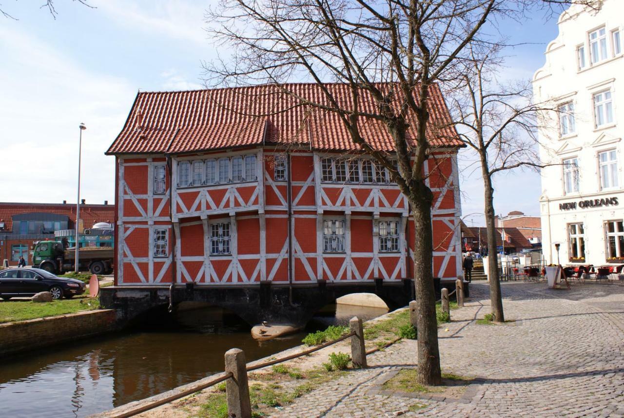 Stadtvilla Bruegemann Mit Terrasse & Parkplatz - Abc136 By AbcWißmar Buitenkant foto