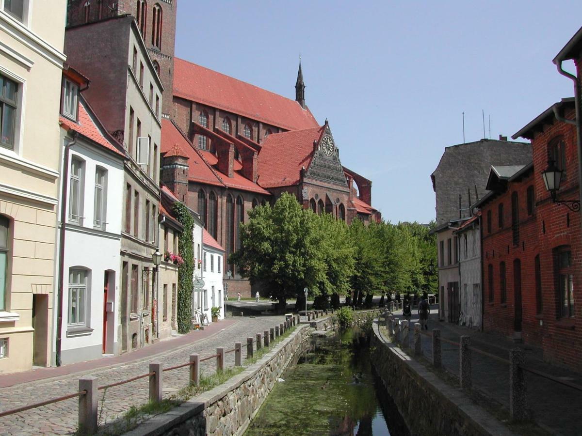 Stadtvilla Bruegemann Mit Terrasse & Parkplatz - Abc136 By AbcWißmar Buitenkant foto