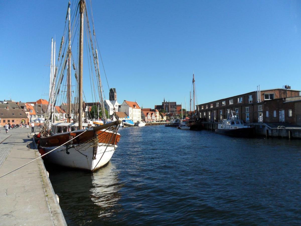 Stadtvilla Bruegemann Mit Terrasse & Parkplatz - Abc136 By AbcWißmar Buitenkant foto